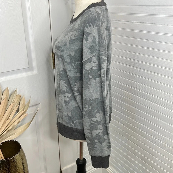 Splendid Women's Leaf Camo Crewneck Sweatshirt Gray Size S Casual Long Sleeve - Picture 5 of 13